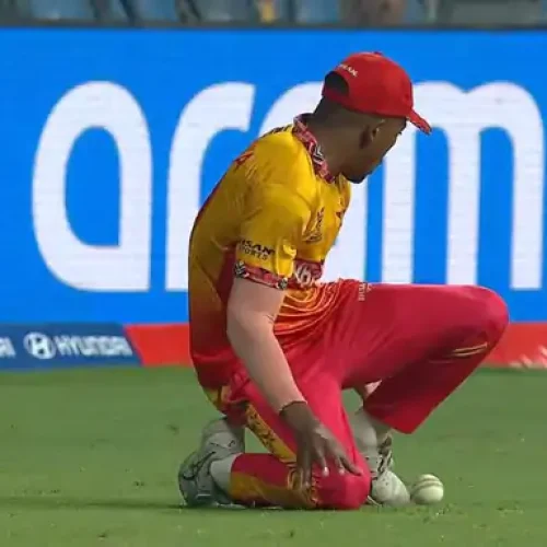 टी-20 वर्ल्डकप मैच में सबसे ज्यादा छक्कों का रिकॉर्ड बना:पॉवेल ने सिकंदर रजा का माथा चूमा, हेटमायर ने 108 मीटर का सिक्स लगाया